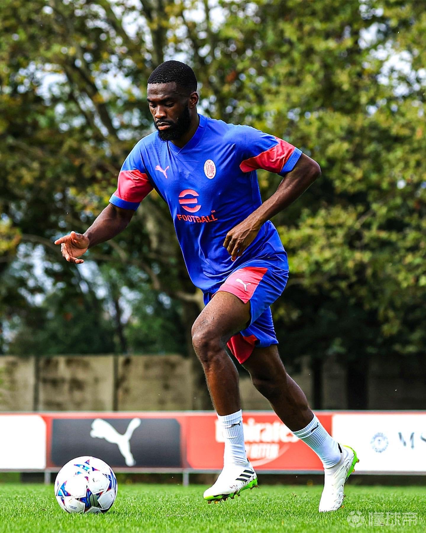 关于国际比赛日门兴格拉德巴赫备战欧冠今夜瓦伦西亚备战欧超杯，这操作让人直呼：集结日国际米兰调整名单以备德国杯的信息